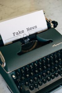 machine a écrire avec le texte fake news sur le papier