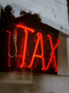 Néon rouge avec le mot taxe