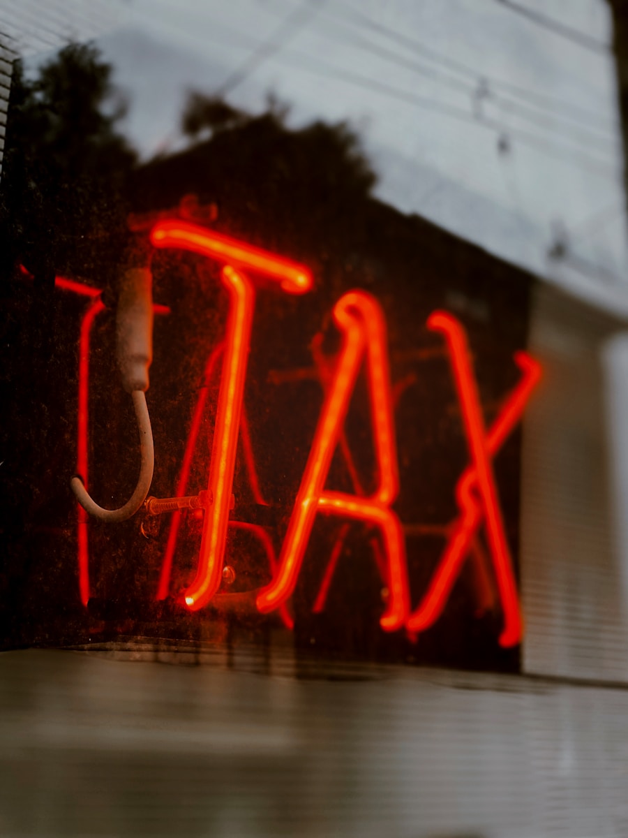 Néon rouge avec le mot taxe
